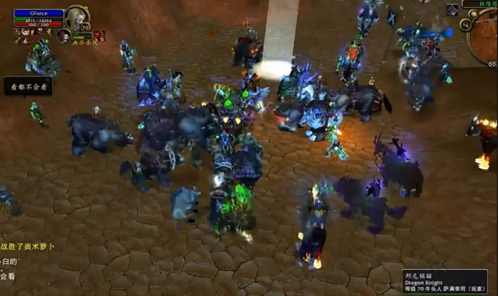 Le joueur chinois Gforce affrontant un autre joueur en duel devant Orgrimmar dans World of Warcraft