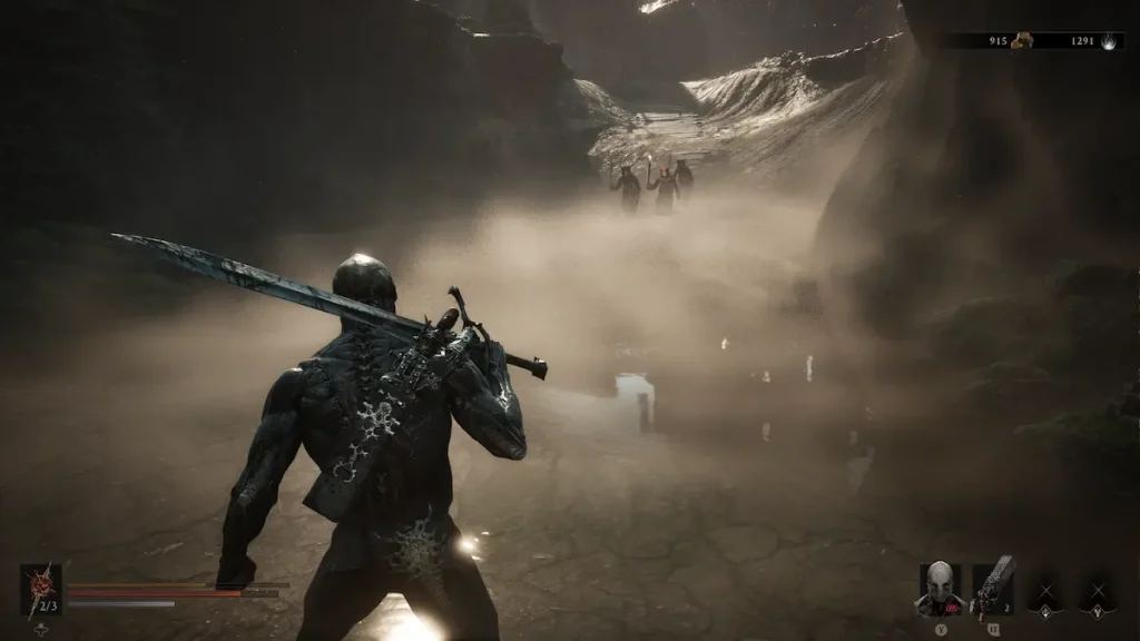 Le Harbinger dans la brume face à plusieurs ennemis dans Mortal Shell II