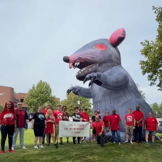 Des employés de Bethesda réunis devant un rat gonflable géant lors d'une protestation contre les licenciements Xbox