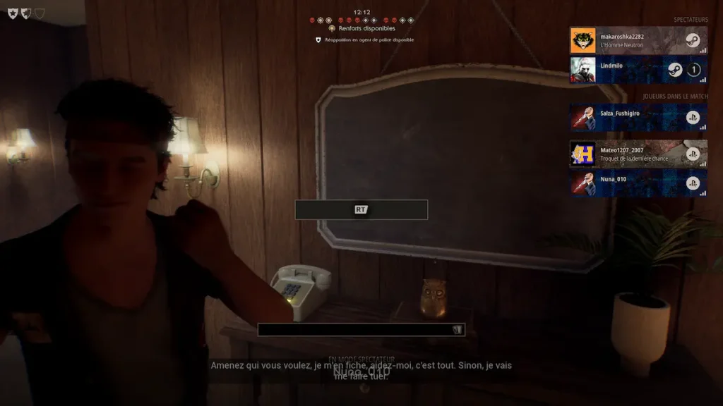 Bug d’animation montrant une survivante passer un appel sans téléphone en main