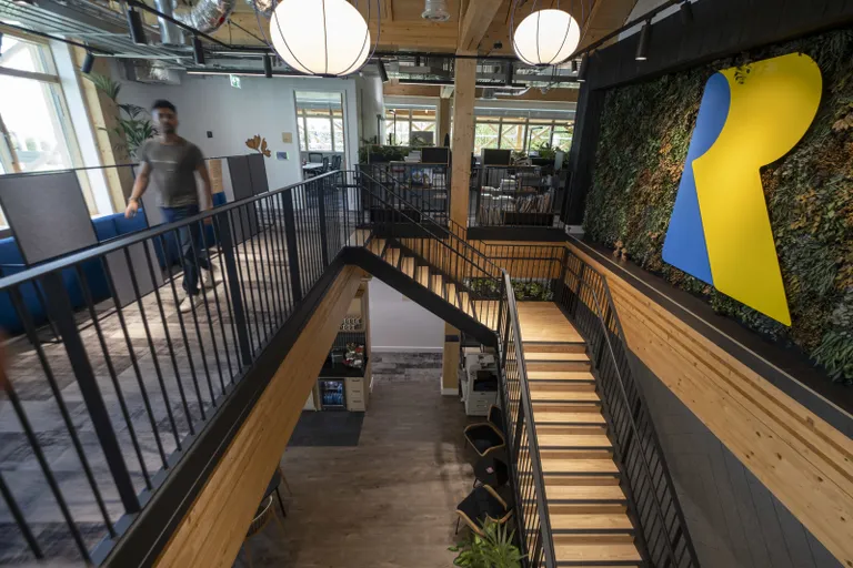 Intérieur des locaux de Rare avec le logo du studio affiché sur un mur
